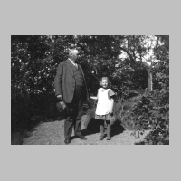 104-0055 Carl Gustav Laupichler mit seiner Enkelin Inge.jpg